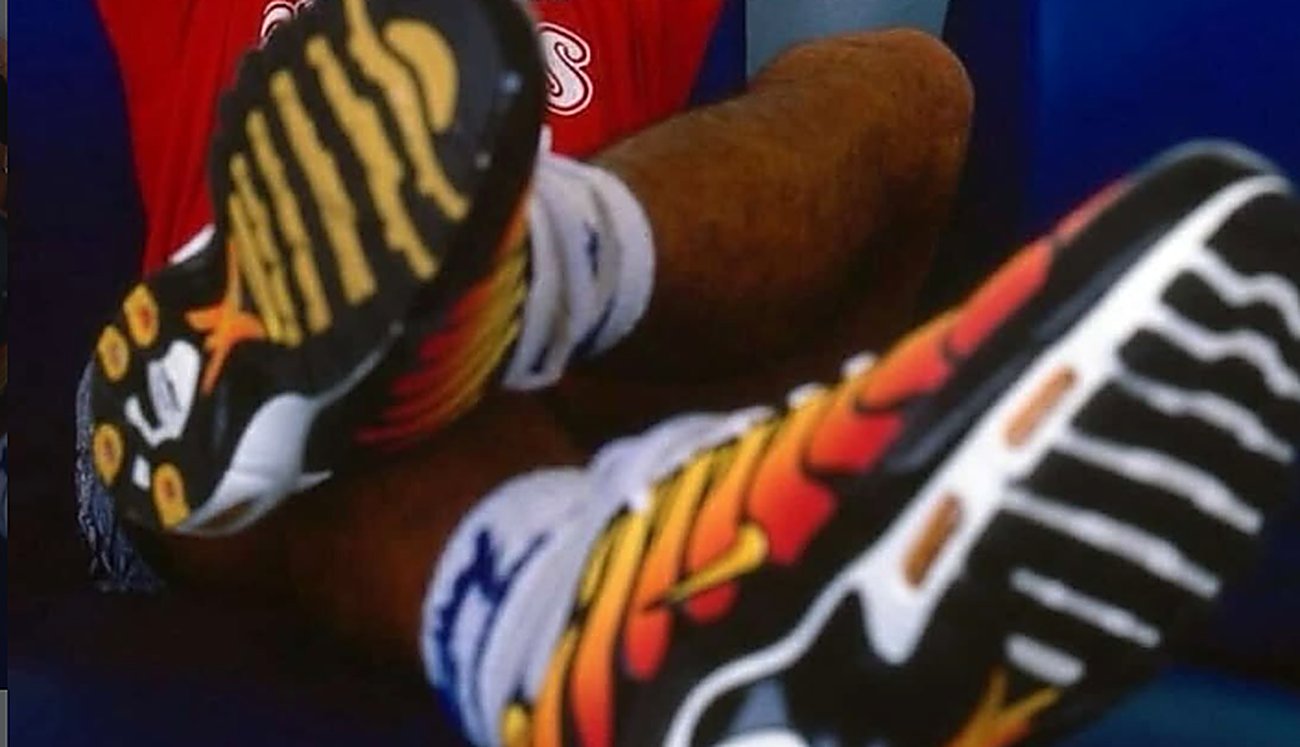 Diego Maradona con Nike Air Max Plus TN naranjas y negras, foto de archivo