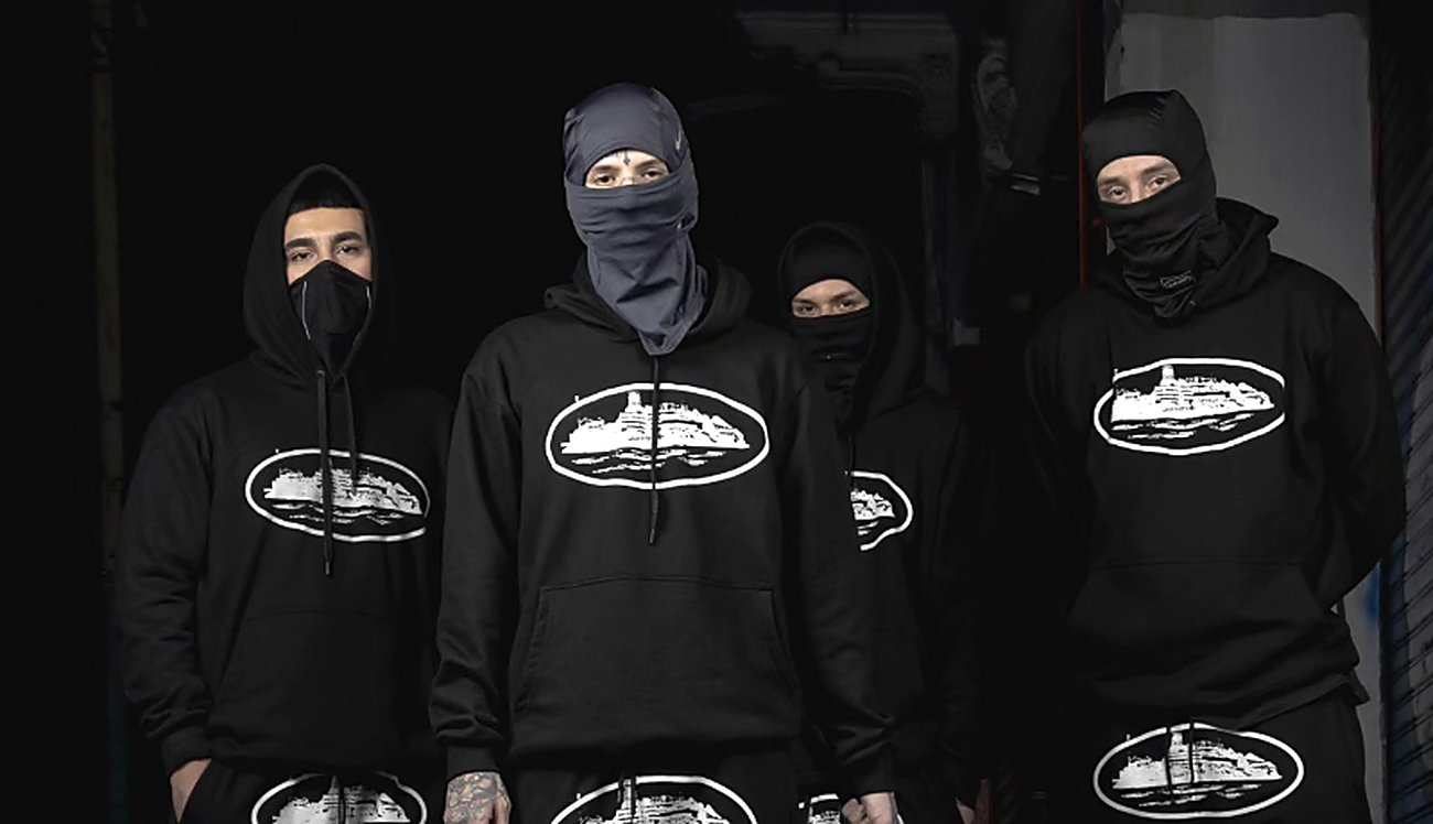 Grupo con buzos negros de logo náutico