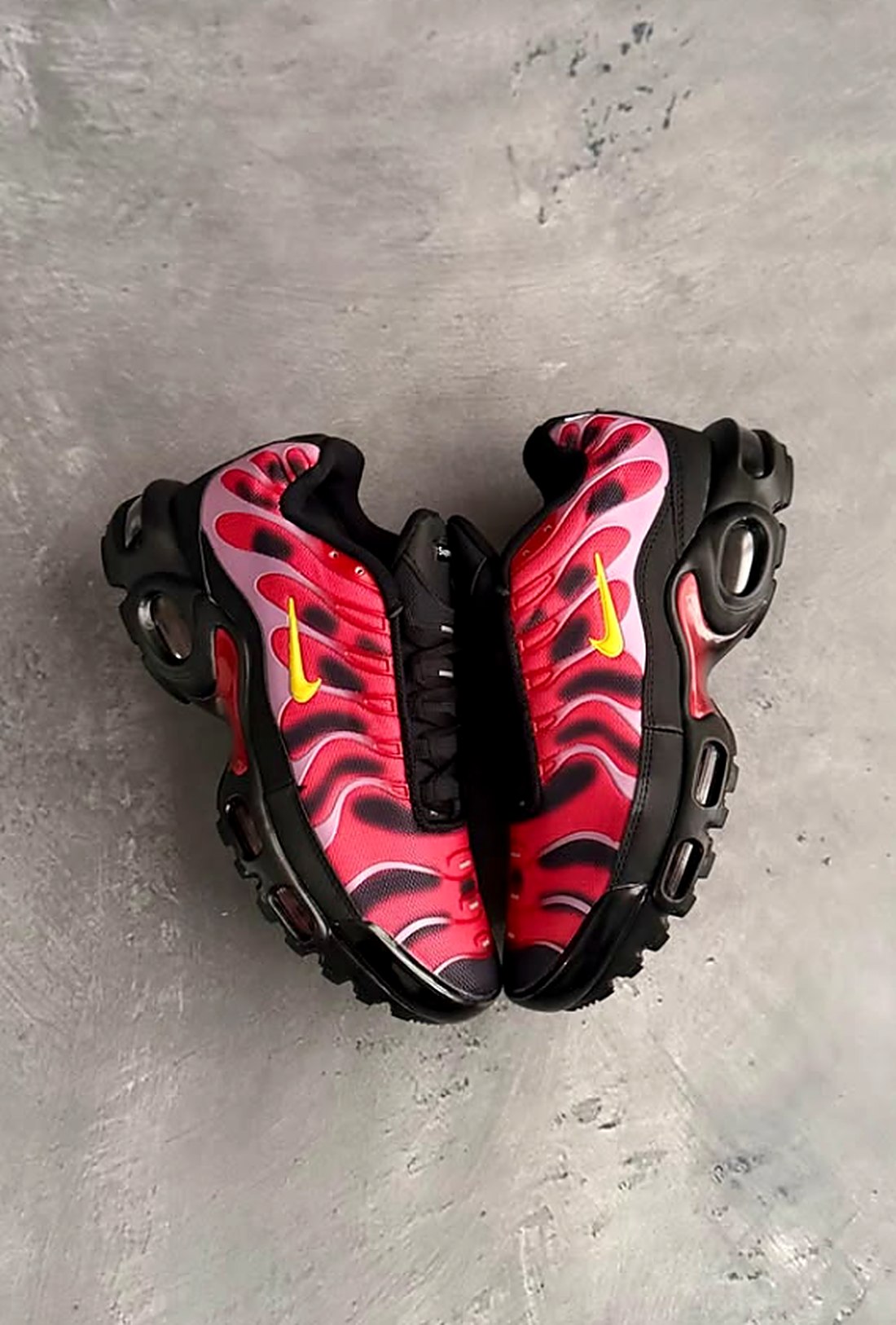 Nike Air Max Plus TN degradé rojo y naranja, foto real de stock tn_baires